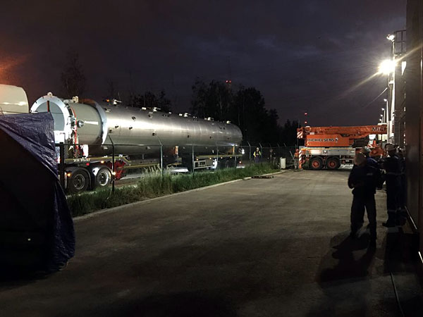 ADC’s new distillation column arriving outside the processing plant. 